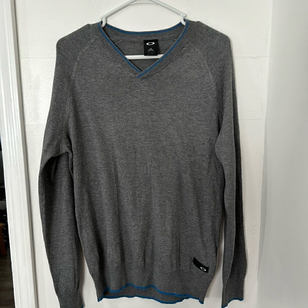 OAKLEY SWEATER SIZE LARGE